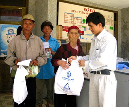 Khám và phát thuốc miễn phí cho người cao tuổi huyện Sông Hinh